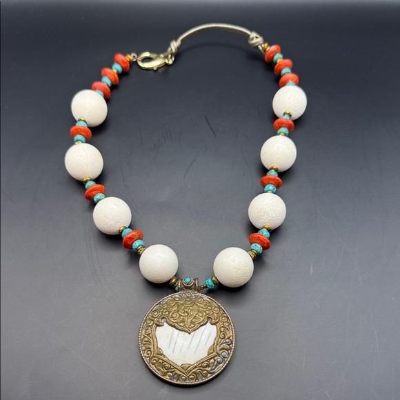 Elegant White and Gold Pendant Necklace - Picture 1 of 12